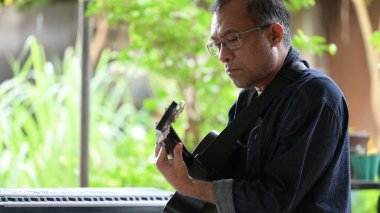 Tablet bilgisayar kullanan bir adam