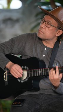 bir adam parkta gitar çalmak