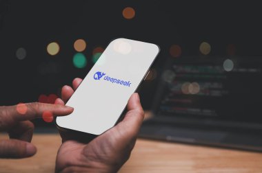Songkhla, Tayland, 31.01.2025, Logo DeepSeek A Mobile Innovation, DeepSeek 'in güçlü özelliklerini keşfet, kullanıcı deneyimini geliştirmek için tasarlanmış mobil uygulama