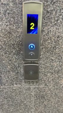 Asansör kontrol paneli, yukarı ve aşağı navigasyon için kat numarası ve yön göstergeleri gösteren Sleek asansör paneli