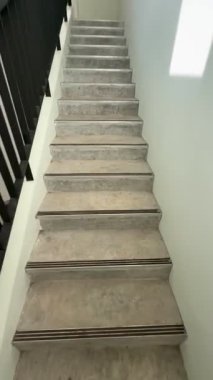 Minimalizm 'e inen, merdivenlerden inen bakış açısı, modern ve minimalist tasarım, mimari ilham için mükemmel.