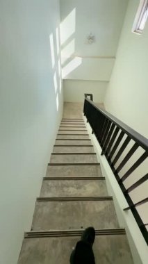 Minimalizm 'e inen, merdivenlerden inen bakış açısı, modern ve minimalist tasarım, mimari ilham için mükemmel.