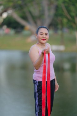 Ortaçağ Kadınları Atletik Dönüşüm Direniş Grubu Park 'ta Aile Büyüme Gücünü Gösteriyor, Kamera Tarafından Yakalandı, Pembe Tank Üstü Giyinik Gelişmeye Hazır