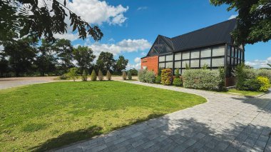 Camdan Önü Parlak Modern Mimari Bina, Açık Alan Çevresel Çevre Eğri Yol Yeşilliğin Ortasındaki Cafe 'ye Açılıyor, Gökyüzünün Binalardaki Güzelliğini Yansıtan Tasarım