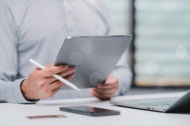 Beyaz Stylus 'lu Gri Adam Tableti, Laptop, Evdeki Beyaz İş Üzerine Kredi Kartı,