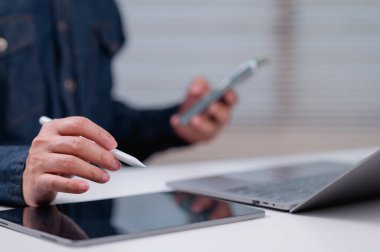 İş adamı Modern Çalışma Alanı El, Tablet, Dijital Odak, ev olarak çalışır