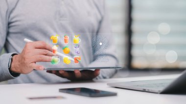 İşlemler, bir uygulama konseptiyle yiyecekler. Bir adam, Al olarak tanıtılan bir tablet ve yemek menüsü tutuyor.