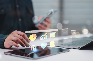 İşadamı, Dijital Finansal Kontrol Paneli Analiz Koruma Sunumu