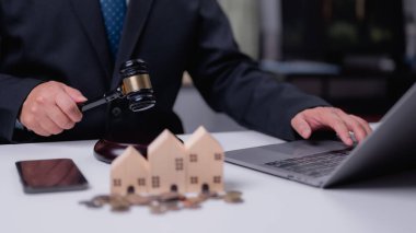 Dizüstü bilgisayarında ahşap ev finansmanı olan Emlak Hukuku Profesyoneli