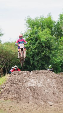 Songkhla, Hatyai, Tayland 25 Mayıs 2025: Enduro Pratik Koşusu, Motokros Sürücüsü Koruyucu Gear ile Canlı Hava Pisti Atlayışı