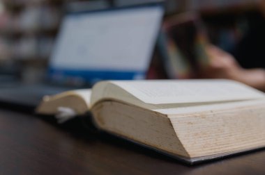 Koyu Ahşap Yüzey Dijital Çalışmaları, Kağıt, Arkaplan ve Okuma Üzerine Sarı Kitapların Kapanışı