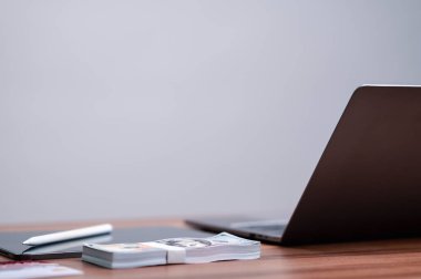 Ahşap yüzey gezme krizi, eğitim ve aracılık araçları ile ekonomik durgunluk ve ekonomik kriz üzerine modern finans dizüstü bilgisayar, para ve teknoloji