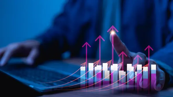 Uzman Eller Canlı Dijital Çubuk Çizelgesi ile Etkileşim, Mavi Arkaplanda Finansal Büyüme Oklarının Vurgulanması Başarı Yörüngesi, Klavye Yakınındaki