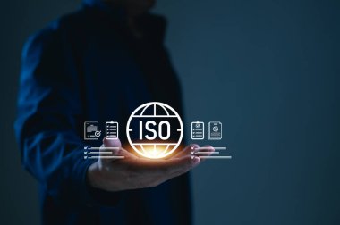 ISO 'nun simgesi olan iş adamı. İş kalitesi yönetimi sertifikası. Konsept uluslararası standartları, uyumu, organizasyonu, denetimi, teknolojiyi, kontrolü garanti etmeyi temsil eder