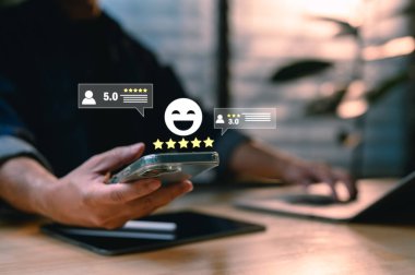 Müşteri geribildirim deneyimi konsepti. Akıllı telefonu olan kişi beş yıldızlı olumlu bir not alır. Diğerleri değişen yıldız değerlendirmeleri gösteriyor. İş itibarı, memnuniyet, hizmet kalitesi, dijital