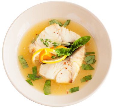 Turunçgil soslu kızarmış morina balığı. Beyaz arkaplanda izole