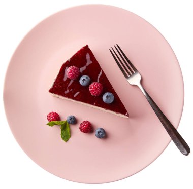 Ahududu ve yaban mersinli nefis peynirli kek. Beyaz arkaplanda izole