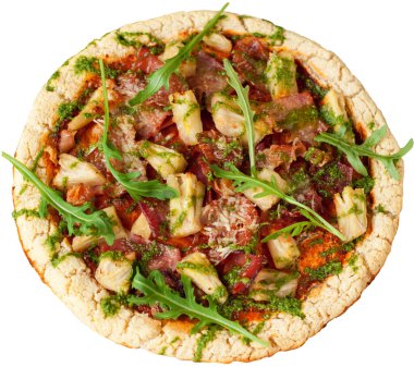 Sağlıklı yemek, beyaz arka planda izole edilmiş roka yapraklarıyla süslenmiş glüten içermeyen Hawaii usulü paleo pizza..
