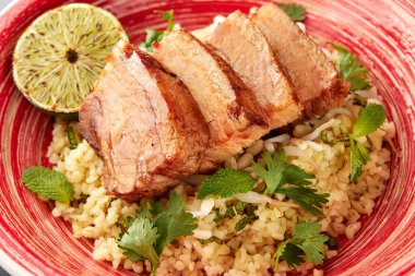 Lezzetli bulgur kasesi lahanalı, nane ve maydanozlu ızgara pastırma ve limonlu..