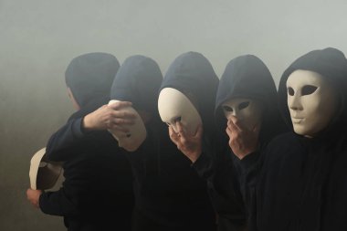 Maskeli gerçek üstü kopya adam, farklı kişiliklere sahip kimlik krizi konsepti