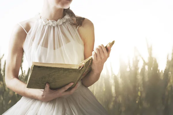 Woman Reading Book Meadow Middle Nature Knowledge Concept — Stock Photo, Image