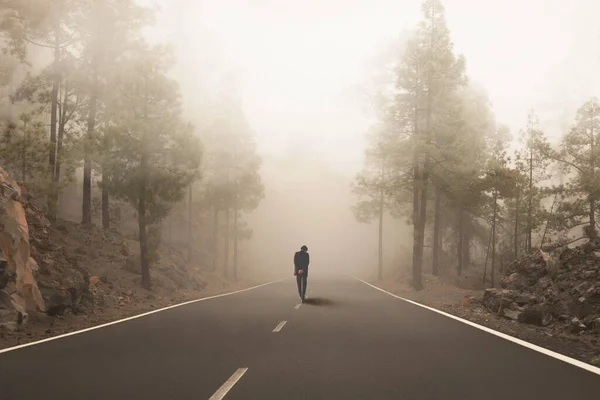 Surrealer Mann Geht Inmitten Einer Kurvenreichen Straße Durch Den Wald — Stockfoto