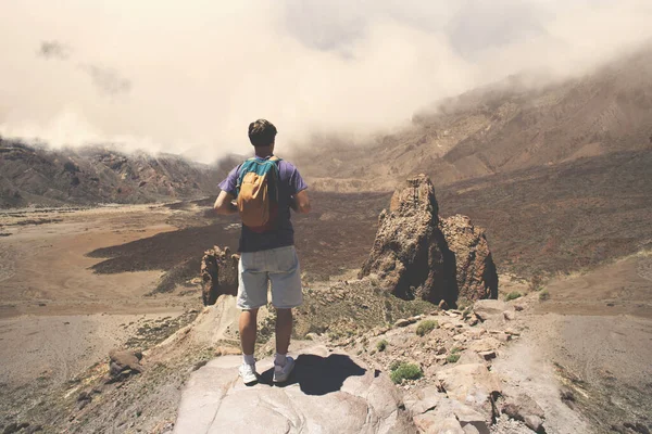 Молодой Турист Рюкзаком Наслаждаясь Захватывающим Пейзажем Концепцией Свободы Приключений — стоковое фото