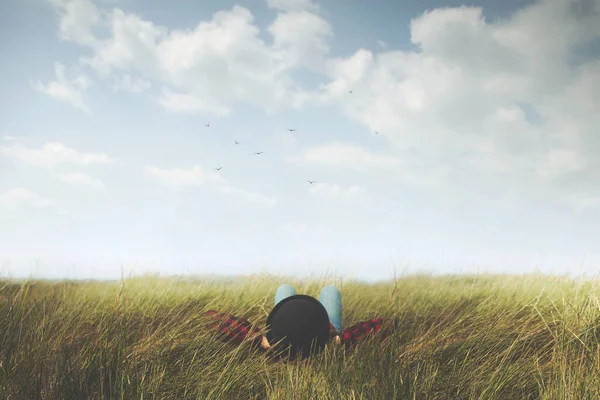 戴帽子的女人在草地上放松地望着天空 — 图库照片