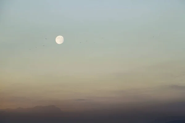 Spectaculair Uitzicht Hemel Avond Als Maan Opkomt — Stockfoto