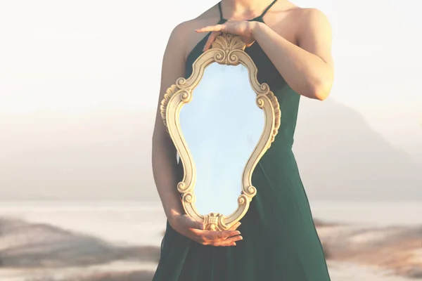 Donna Con Uno Specchio Magico Che Riflette Luce Del Sole — Foto Stock
