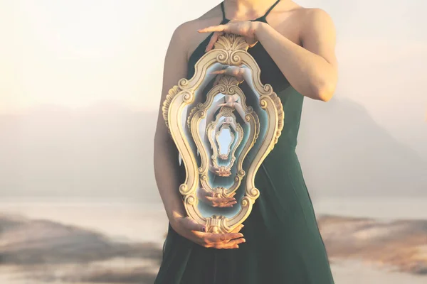 Mujer Sosteniendo Espejo Que Refleja Una Imagen Surrealista Misma Bucle — Foto de Stock