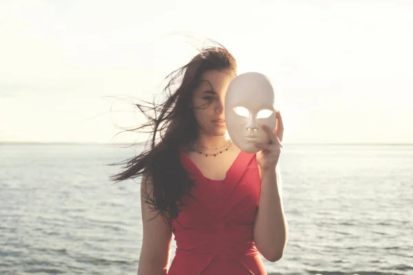 Kvinna Gömmer Halva Ansiktet Bakom Mask Abstrakt Koncept — Stockfoto
