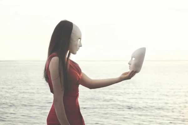 Surrealistyczny Moment Pomiędzy Kobietą Masce Inną Maską Którą Trzyma Abstrakcyjna — Zdjęcie stockowe