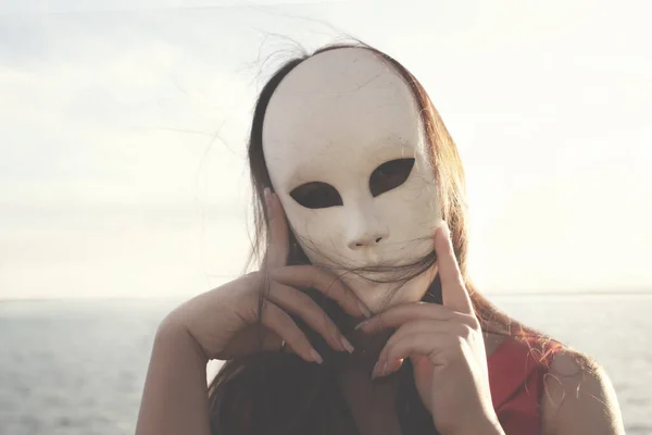 一个戴面具 抽象概念的女人的超现实画像 — 图库照片