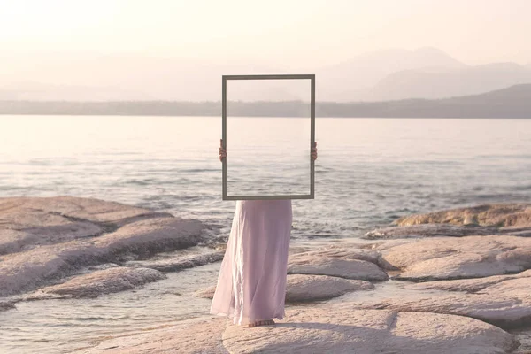 Kobieta Trzyma Ramę Która Surrealistycznie Odzwierciedla Krajobraz Abstrakcyjna Koncepcja — Zdjęcie stockowe