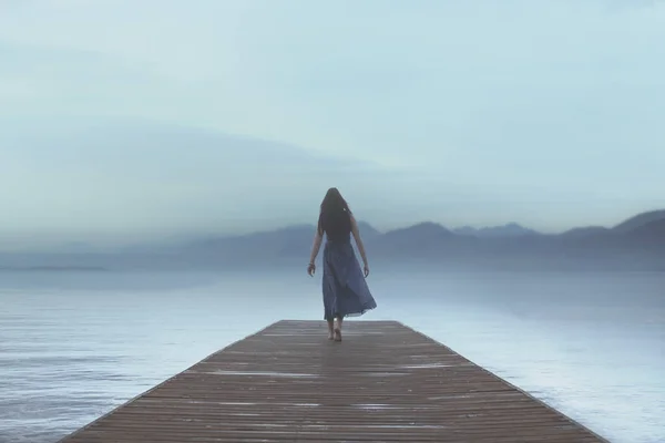 Kvinna Promenader Ensam Brygga Vid Havet Surrealistisk Atmosfär Den Blå — Stockfoto