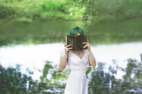 Tajemnicza Dziewczyna Ukrywa Swoją Tożsamość Książką Środku Zielonej Natury — Zdjęcie stockowe