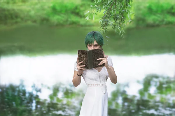 Tajemniczy Dziewczyna Pokazując Jej Twarz Ukryte Książce Środku Natury — Zdjęcie stockowe