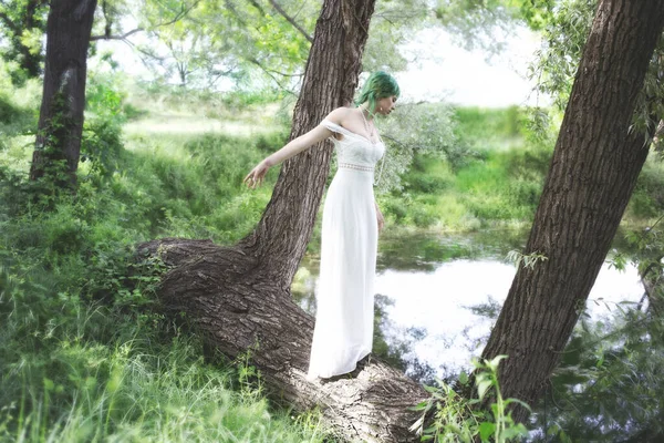 Elegancka Kobieta Tańcząca Samotnie Środku Lasu Koncepcja Szczęścia Wolności — Zdjęcie stockowe