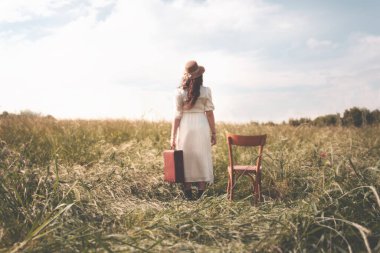 Bavullu gerçeküstü bir kadın seyahate çıkmaya karar verdi, özgürlük kavramı.