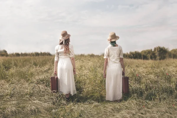 Dwie Surrealistyczne Kobiety Podróżnik Ubrane Podobnie Walizką Gotowe Ich Przygody — Zdjęcie stockowe