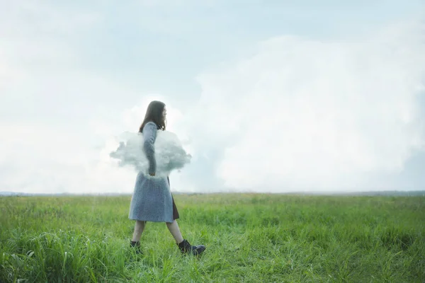 Kobieta Chodząca Pod Jej Ramieniem Chmura Polu Abstrakcyjna Koncepcja — Zdjęcie stockowe