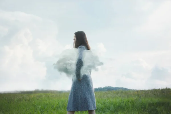 彼女の腕の下を歩く超現実的な女性 フィールド内の雲 — ストック写真