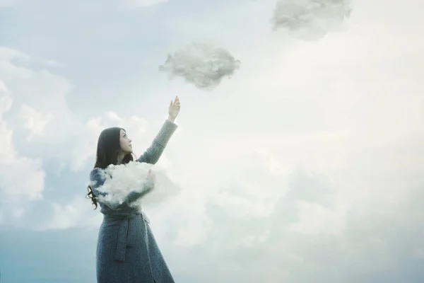 Mulher Surreal Está Liberando Nuvens Que Ela Estava Segurando Seus — Fotografia de Stock