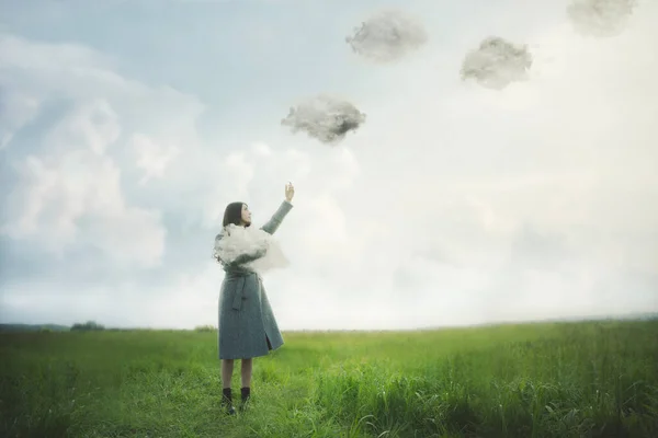 Vrouw Laat Wolken Los Die Haar Armen Hield Lucht Abstract — Stockfoto