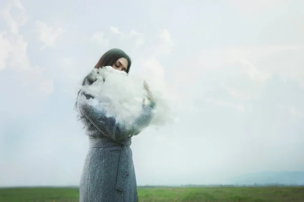 Mulher Gentilmente Abraçando Uma Nuvem Livre Conceito Abstrato — Fotografia de Stock