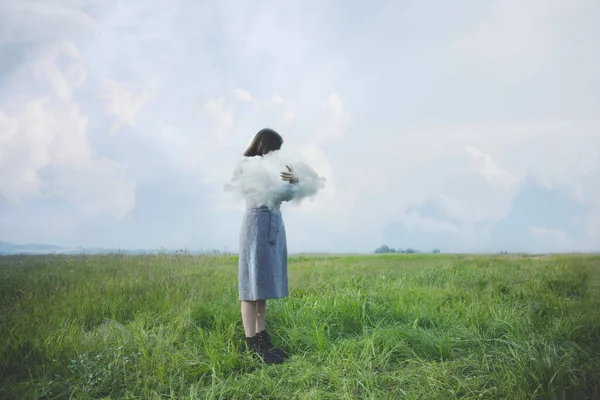 Surrealistyczna Kobieta Spotyka Obejmuje Delikatną Chmurę Abstrakcyjną Koncepcję — Zdjęcie stockowe