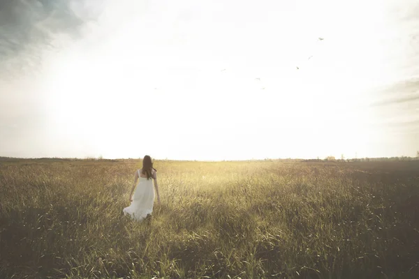Woman Walking Middle Meadow Life Concept — Stock Photo, Image