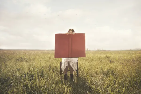 Vrouw Het Lezen Van Een Gigantisch Boek Dat Bijna Haar — Stockfoto