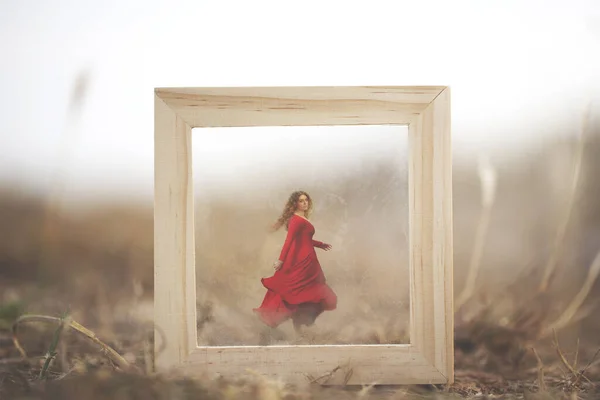 Kobieta Ubrana Czerwono Ucieka Przez Surrealistyczną Ramę Środku Natury — Zdjęcie stockowe